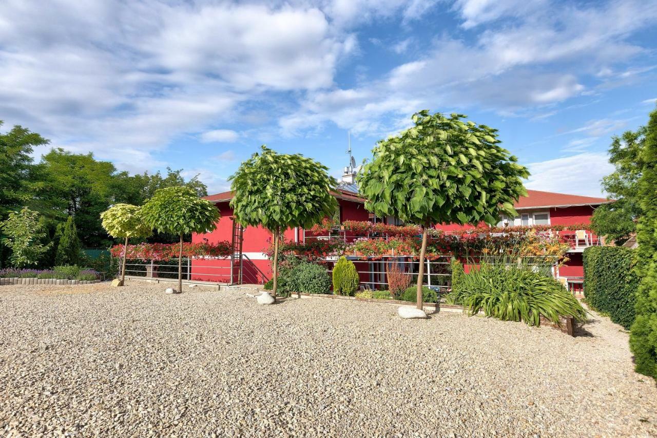 Hotel Apartmanovy Dom Red Podhájska Zewnętrze zdjęcie